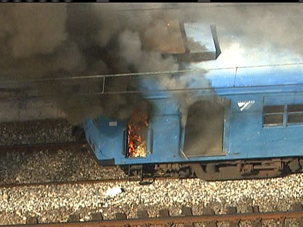 Aps pane, passageiros ateiam fogo em trem no Subrbio do Rio