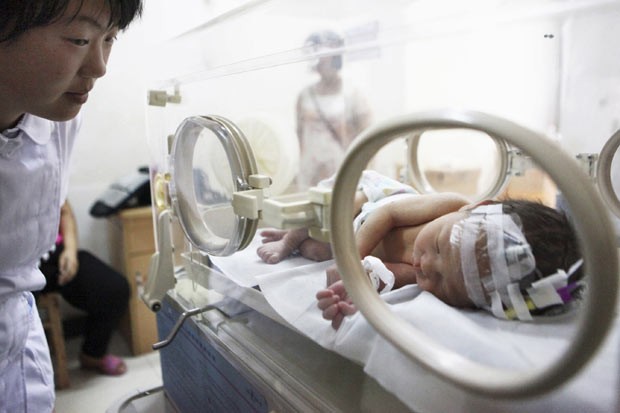 Queda de beb em tubo de esgoto na China foi acidente, diz polcia