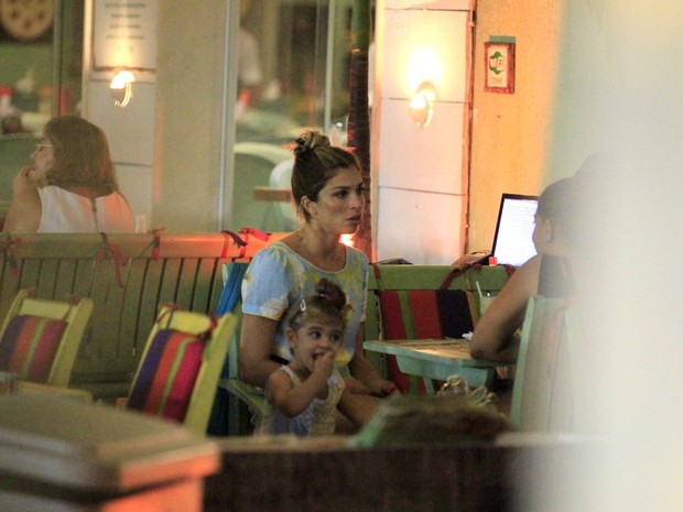 Com penteados parecidos, Grazi Massafera e a filha jantam no Rio