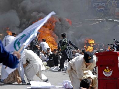 Homem-bomba mata ao menos 54 em manifestao no Paquisto 