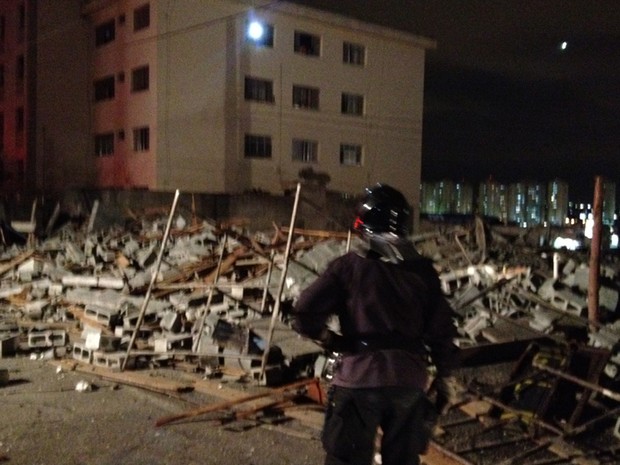 Bombeiros continuam buscas em escombros de prdio em Guarulhos