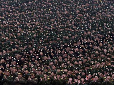 Multido celebra foguete norte-coreano em Pyongyang  