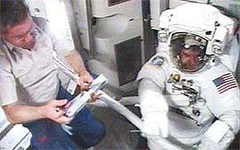 Astronautas do Atlantis instalam novo tanque de hidrognio 