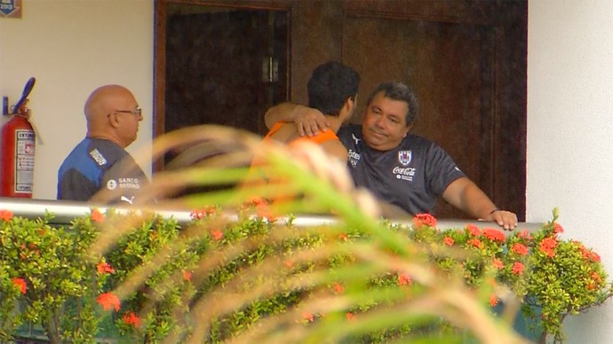 Surez aparece chorando na porta da concentrao do Uruguai em Natal