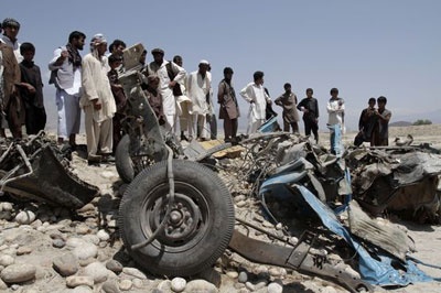Atentado mata 10 crianas e dois soldados da Otan no Afeganisto