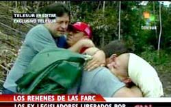Refns libertados pelas Farc na Colmbia chegam a Venezuela