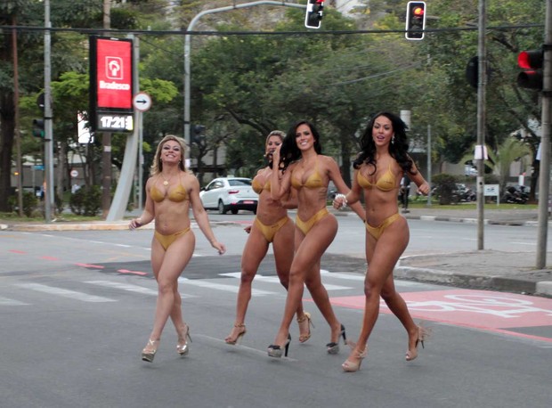Candidatas ao Miss Bumbum correm de biquni pelas ruas de So Paulo
