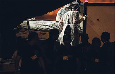 Tragdia: Corpo de uma vtima do voo 447 chega ao aeroporto do Recife