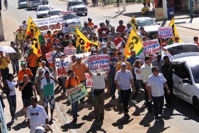 Servidores de Maratazes fazem protesto