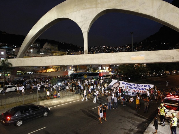 Famlia de jovem morta na Rocinha pede rapidez nas investigaes