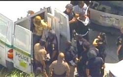 Polcia de Miami detm dezenas de estudantes aps briga