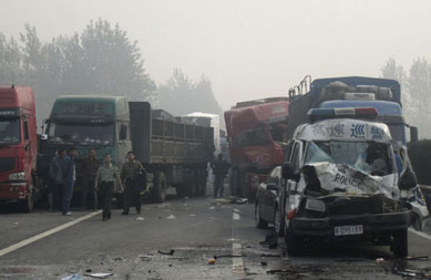 Acidente com caminhes e carro policial deixa 10 mortos na China