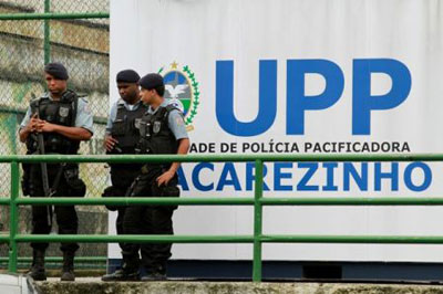 Tiroteio entre policiais de UPP e traficantes deixa um morto no Rio  