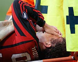 Ronaldo se machuca sozinho em jogo do Milan e sai chorando