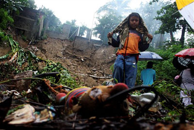 Sobe para 57 nmero de mortos em tempestade tropical e furaco no Mxico