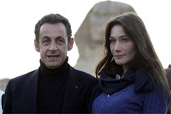 Sarkozy leva namorada s pirmides do Egito