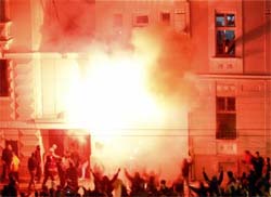 Incndio em embaixada dos EUA em Belgrado aps choques 