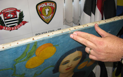 Polcia investiga placas de carros para achar criminosos que roubaram quadros