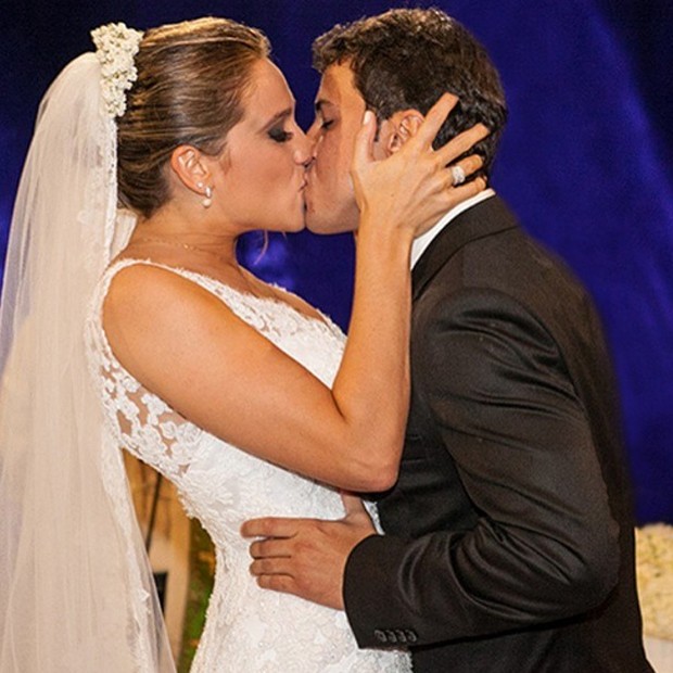 Grvida, Fernanda Gentil lembra casamento: 