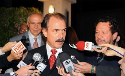 Lula contraria bancada e quer manter Sarney, diz Mercadante 