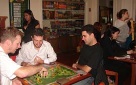 Jogos de tabuleiro garantem diverso em bares de So Paulo