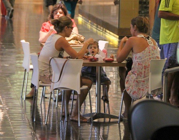 Grazi Massafera toma sorvete com a filha Sofia em shopping carioca