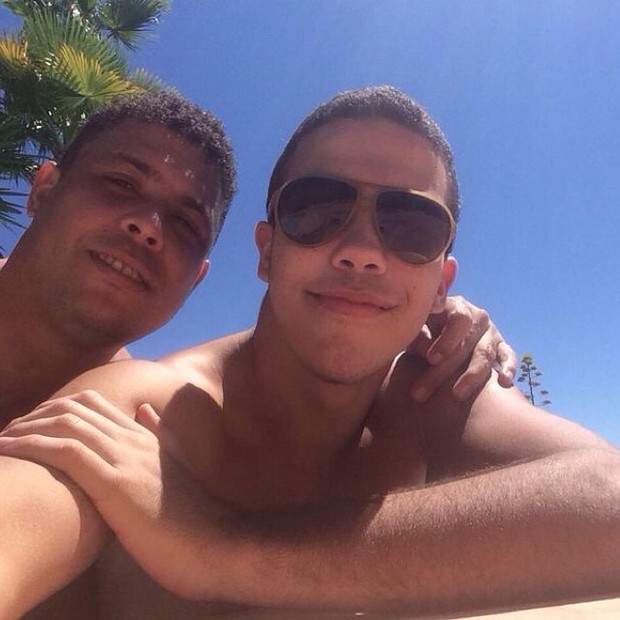 Ronaldo curte dia de sol com o filho mais velho: 