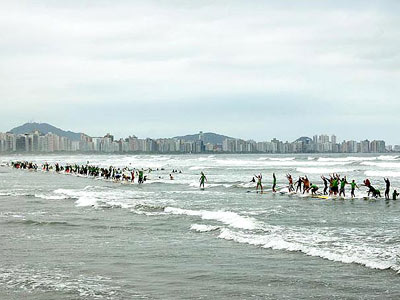 Brasileiros quebram recorde de surfistas na mesma onda!