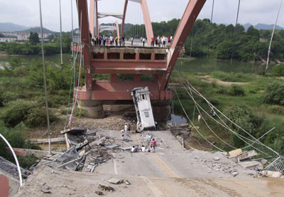 Queda de ponte mata 1 e fere 22 na China