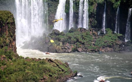 Barco vira nas Cataratas do Iguau e mata duas pessoas
