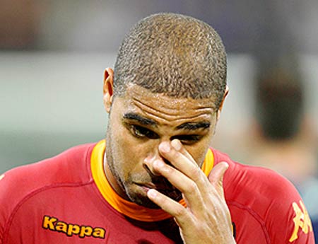 Adriano pede desculpas  Roma, mas no descarta sada do clube