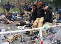 Pelo menos 20 policiais morrem em ataque suicida no Paquist