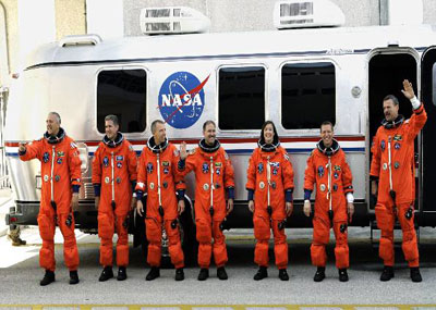 Astronautas comeam a subir a bordo do nibus espacial Atlan