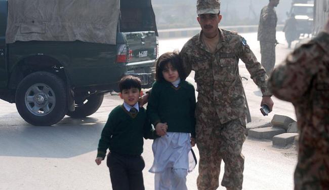 Ataque do Taliban em escola deixa cerca de 130 mortos
