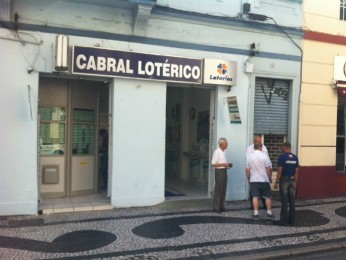 Ganhador de Curitiba da Mega fez aposta de R$ 2,00, diz dono da lotrica