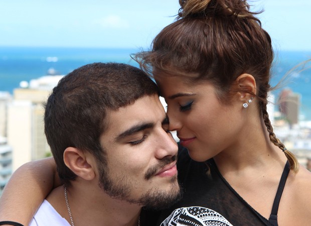 Caio Castro e Camilla Camargo posam em clima de romance para filme