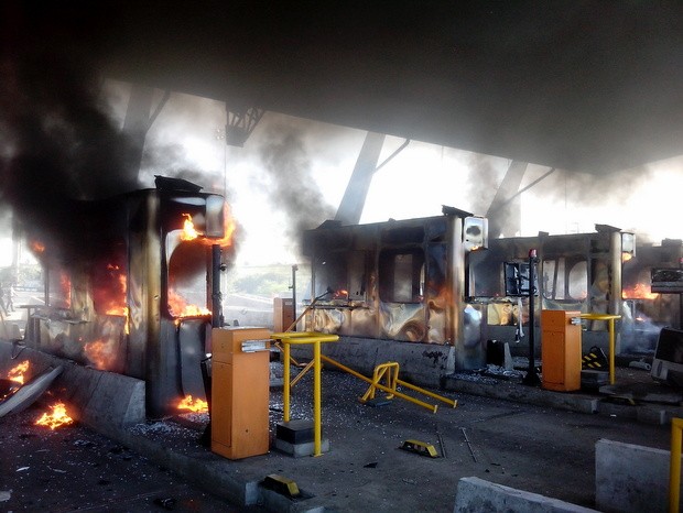 Manifestantes queimam 8 cabines de pedgio entre Cosmpolis e Paulnia