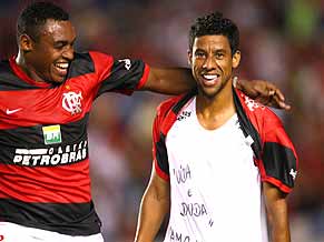 Flamengo vence Natico e segue lider do Brasileiro