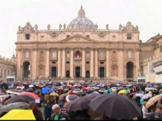 Milhares de fieis aguardam a escolha do novo papa na Praa So Pedro