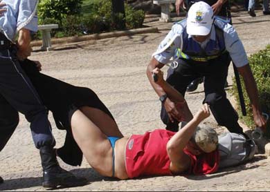 Polcia prende mulher que tomava sol de biquni em praa.