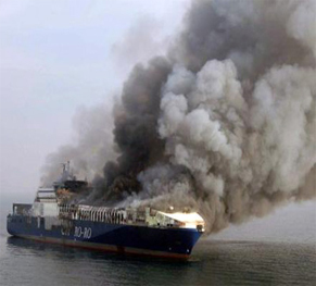 Sobreviventes de incndio em navio chegam a porto no RS