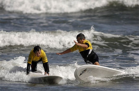 Com quase 80 anos, idosas surfam em busca de qualidade de vida