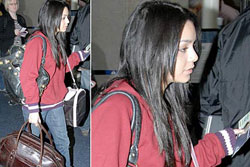 Vanessa Hudgens carrega uma bolsa e duas malas em aeroporto