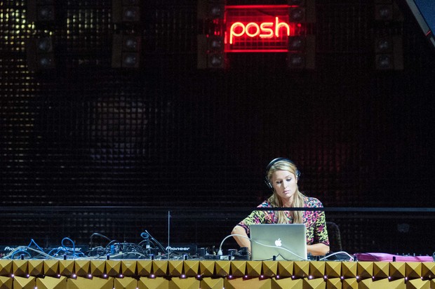 Paris Hilton faz passagem de som para festa de aniversrio em Jurer