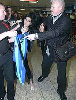 Amy Winehouse arma barraco no avio