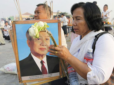 Dezenas de milhares de pessoas se despedem de ex-monarca cambojano  