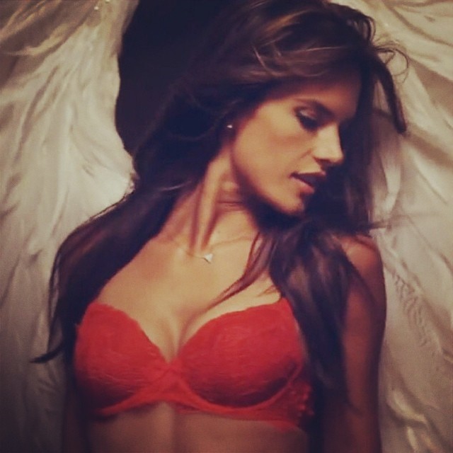 Alessandra Ambrosio sensualiza em foto de lingerie