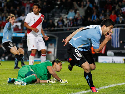 Com dois de Surez, Uruguai vence Peru