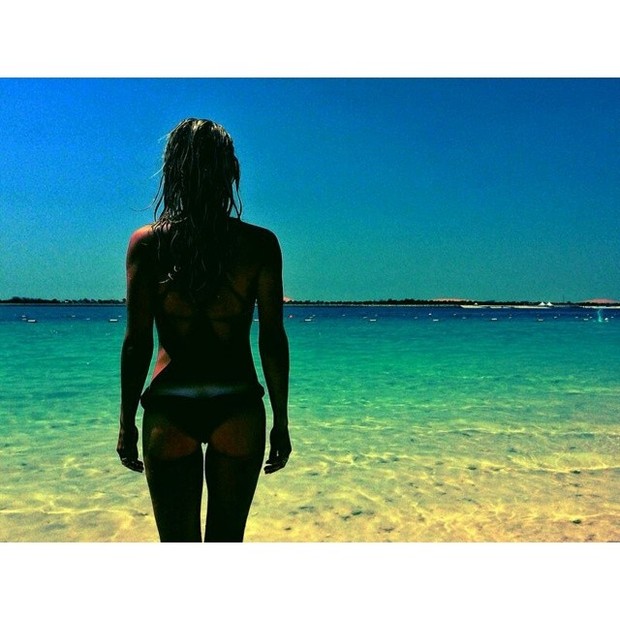 Giovanna Ewbank posta foto de biquni em mar paradisaco
