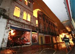 Aps incndio, fachada de hotel na Bahia corre risco 